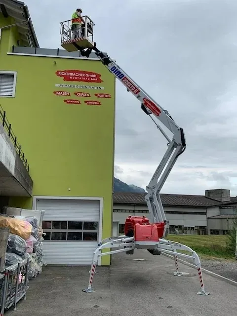 Worklift im Einsatz am Geschäftshaus Weid 1 in Muotathal